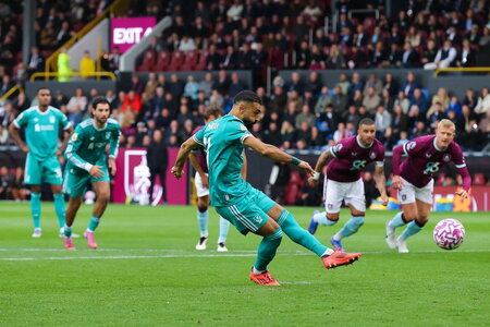 Salah lập kỷ lục phạt đền, đưa Liverpool bay cao ở Ngoại hạng Anh
