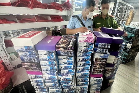 Công an kiểm tra, thu giữ hàng trăm sản phẩm đồ chơi nghi nhập lậu