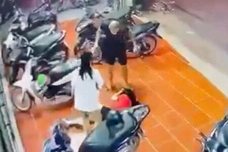 Bức xúc cảnh nam thanh niên liên tục tấn công bạn gái trước quán bi-a ở Hà Nội