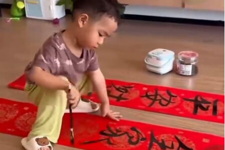 Bé trai 3 tuổi ở Trung Quốc gây sốt vì tài năng thư pháp, viết chữ như “chơi