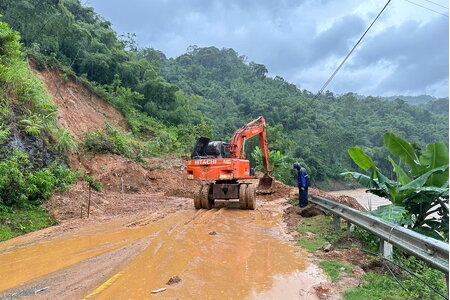 Nhiều đoạn tuyến quốc lộ, cao tốc bị sạt lở và ngập nước do bão số 10