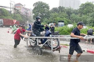 Dịch vụ kéo xe “hốt bạc”, 200.000 đồng/lượt qua đoạn đường ngập 400m ở Hà Nội