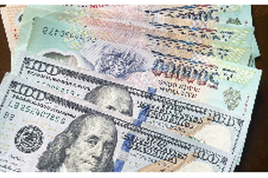 Giá USD hôm nay 10/10: Thị trường tự do áp sát 27.000 đồng/USD