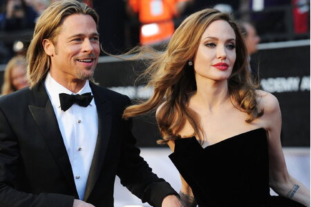 Angelina Jolie từng vay tiền Brad Pitt sau ly hôn