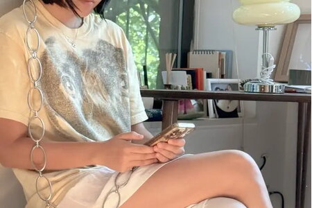 Người trẻ “xích” điện thoại vào tường để thoát 