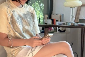 Người trẻ “xích” điện thoại vào tường để thoát 