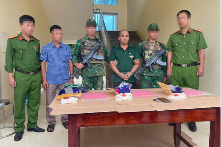 Bắt nóng nghi phạm 'cõng' 18.000 viên ma túy qua biên giới