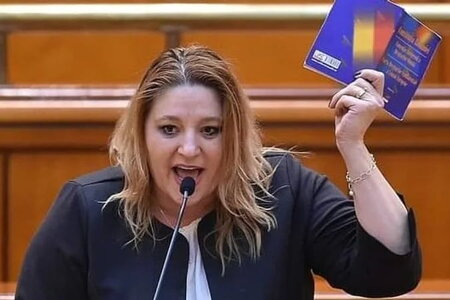 Nghị sĩ châu Âu gây choáng váng khi đe dọa sẽ 'bẻ gãy chân ông Zelensky'