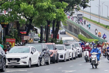 Đà Nẵng trước cảnh báo mưa lớn bão số 12: Tài xế giành chỗ cao gửi xe, có người “bọc” cả ô tô chống ngập