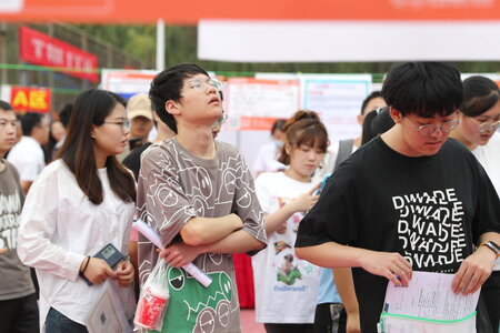 Thế hệ trẻ Trung Quốc chọn thực tiễn hơn danh tiếng