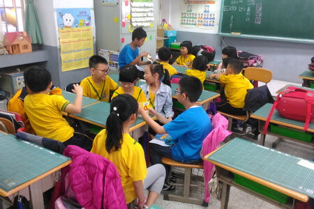 Đài Loan: Phát tờ rơi tuyển giáo viên