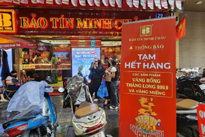 Giá vàng hôm nay mới nhất (30/10) quay đầu giảm: Nhà vàng lại khan hàng, dòng người xếp hàng không còn