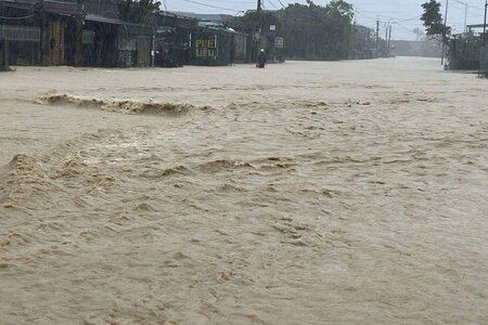 Mưa lớn, triều cường gây ngập sâu, sạt lở nhiều tuyến đường ở Hà Tĩnh