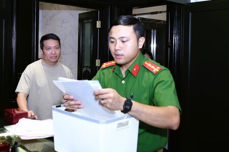 Chồng ca sĩ Đoàn Di Băng bị bắt vì cáo buộc sản xuất, buôn bán hàng giả