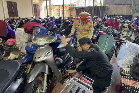 Cảnh sát giao thông tổng kiểm tra bãi giữ xe trong và ngoài trường học