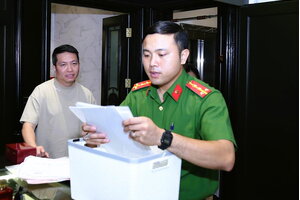 Chồng ca sĩ Đoàn Di Băng bị bắt vì cáo buộc sản xuất, buôn bán hàng giả