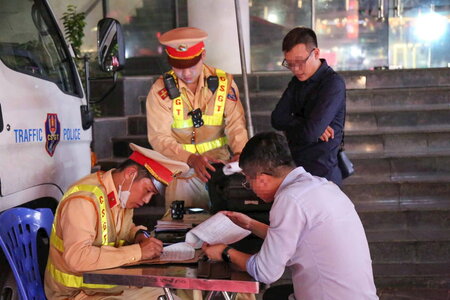 Hà Nội xử lý gần 200 lái xe 'dính' cồn ngay trong đêm ra quân