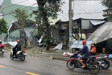 Lốc xoáy trong đêm, hàng chục ngôi nhà ở Đà Nẵng bị tốc mái