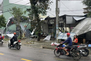 Lốc xoáy trong đêm, hàng chục ngôi nhà ở Đà Nẵng bị tốc mái
