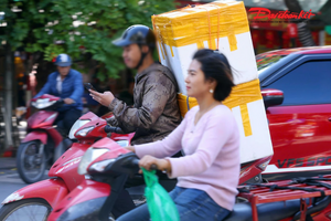 Hà Nội: Xử lý các trường hợp người điều khiển xe dùng tay sử dụng điện thoại