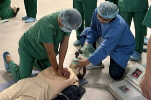 Vắt chanh vào miệng để cứu người ngưng tim, bác sĩ cảnh báo nóng