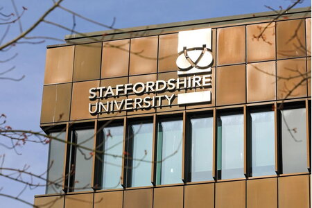 Đại học Staffordshire bị tố lạm dụng AI