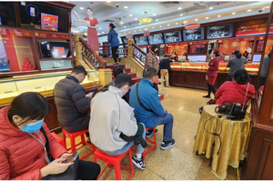 Giá vàng hôm nay mới nhất (28/11) bật tăng mạnh: Nhà vàng bán "mạnh tay", người dân đổ xô đi mua