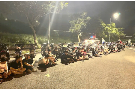 Công an tạm giữ 38 xe máy, mời 44 thanh thiếu niên tụ tập 'bốc đầu' ở Tây Ninh