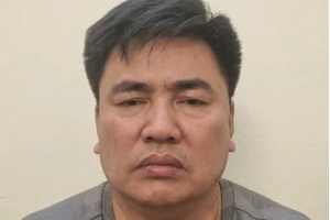 Vụ đẩy CSGT vào đầu xe tải ở Hà Nội: Đối tượng xin bỏ qua vi phạm nhưng bất thành