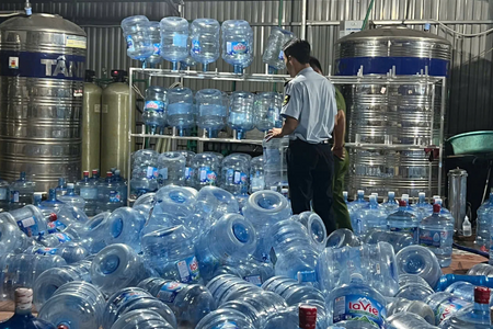 Người dân ở Hà Nội đã uống phải hàng chục nghìn bình nước Lavie giả bơm từ nước máy