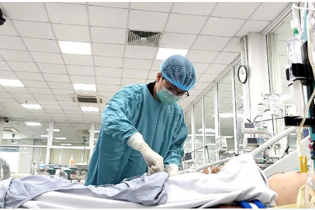 Một giảng viên người Malaysia nguy kịch vì đột ngột viêm phổi, sốc nhiễm khuẩn