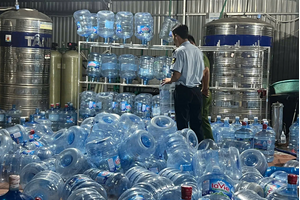 Người dân ở Hà Nội đã uống phải hàng chục nghìn bình nước Lavie giả bơm từ nước máy