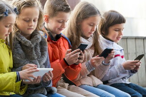 Israel cấm học sinh tiểu học sử dụng điện thoại di động