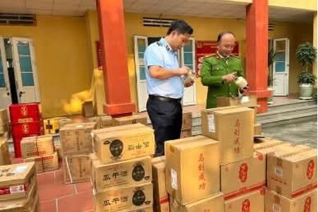 Công an Hưng Yên thu giữ hơn 2.000 chai rượu nghi nhập lậu