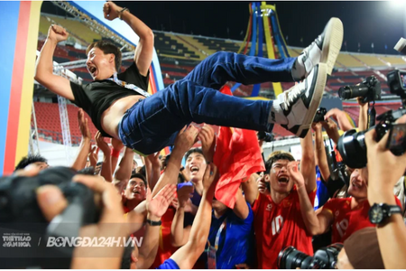 Vợ HLV Kim Sang-sik "trút giận" vào... tivi