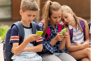 Phụ huynh chi hàng nghìn USD giúp con cai nghiện điện thoại