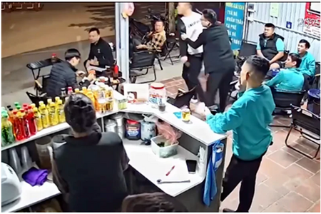 Xô xát tại bến xe Giáp Bát, một thanh niên bị đâm liên tiếp nhiều nhát