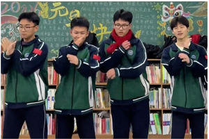 Nhóm học sinh đi muộn bị cô giáo phạt biểu diễn vũ đạo, màn trình diễn 