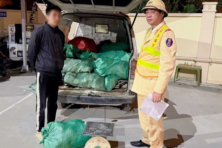 Cảnh sát giao thông chặn đứng gần 1 tấn chân gà bẩn chuẩn bị tuồn lên bàn nhậu ở Hà Nội