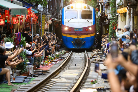 Hà Nội đề xuất dừng chạy tàu qua phố cà phê đường tàu
