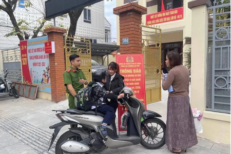 Mẹ chở con đến trụ sở công an vì không chịu đi học, câu chuyện gây xôn xao mạng xã hội