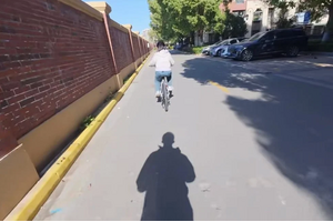 Chàng trai kiếm tiền tỷ nhờ... dạy người lớn đi xe đạp