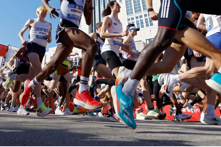 Tranh cãi chuyện chạy với khách để ký hợp đồng, chạy với sếp để... giữ việc