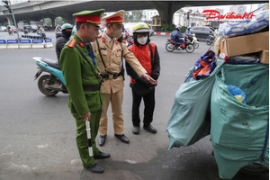 Chở hàng cồng kềnh che biển số, nhiều shipper bị CSGT xử phạt