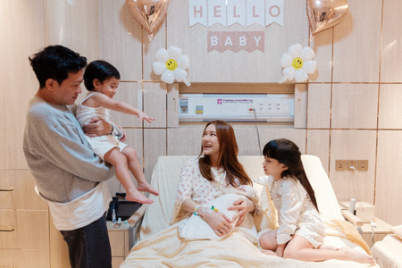 Trường Giang xin lỗi Nhã Phương vì vắng mặt khi vợ sinh con thứ 3