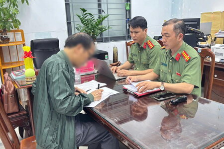 Xử phạt người đàn ông đăng ảnh xuyên tạc cổng chào Lễ hội Tết Việt