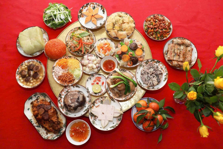 Tràn ngập món ăn “mâm cao cỗ đầy” ngày Tết: Bác sĩ cảnh báo thói quen hâm thức ăn nhiều lần "đầu độc" cơ thể