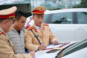 Cục trưởng Cục CSGT tiếp nhận và xử lý 50 tin phản ánh xe khách 'nhồi nhét'