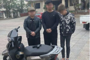 Ba nam sinh lớp 11 dùng súng bắn đạn nhựa vào người đi đường