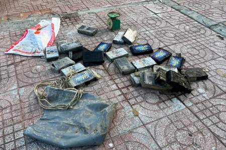 Đi nhặt ve chai ven biển, người dân tá hoá khi phát hiện túi ni lông chứa 24 bánh màu trắng nghi ma tuý